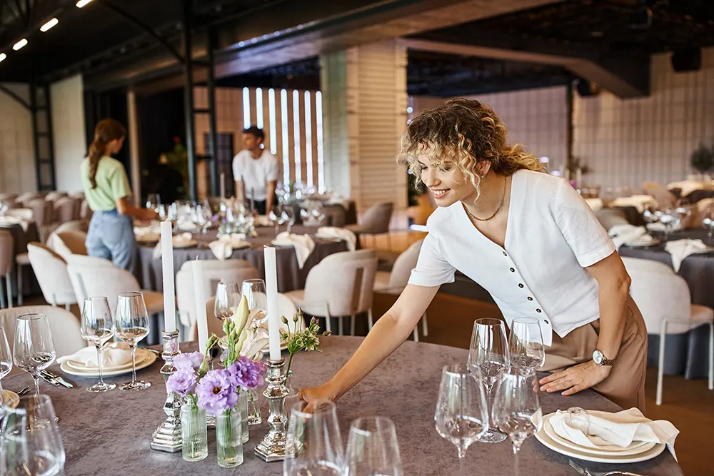 event-decorator-arranging-festive-table-setting-ne-2024-11-09-21-55-13-utc